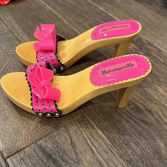 Betseyville Barbiecore wooden kitten heels - Picture 2 of 5